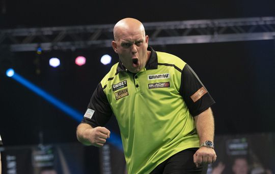 Michael van Gerwen pakt De Sousa en kan Premier League-bonus van 25.000 pond al ruiken