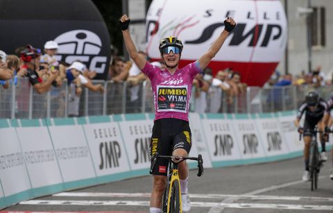 Marianne Vos grijpt 30e Giro-ritzege uit loopbaan, Anna van der Breggen blijft in roze