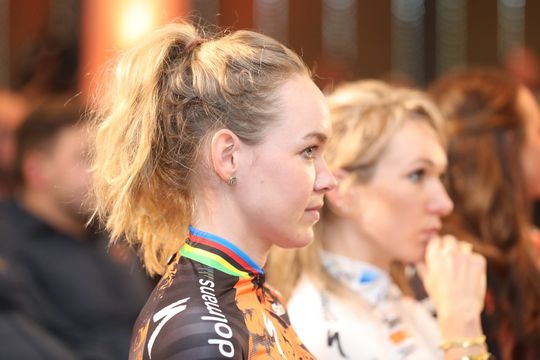 Van der Breggen wint na solo van dik 30 kilometer met half minuutje voorsprong