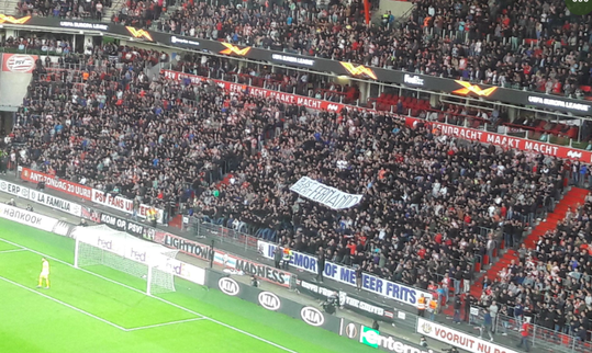Schitterend: PSV-fans brengen in 43ste minuut eerbetoon aan Fernando Ricksen (video)