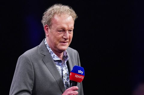 Koert Westerman emotioneel tijdens Viaplay-uitzending: 'Even een slokje water'