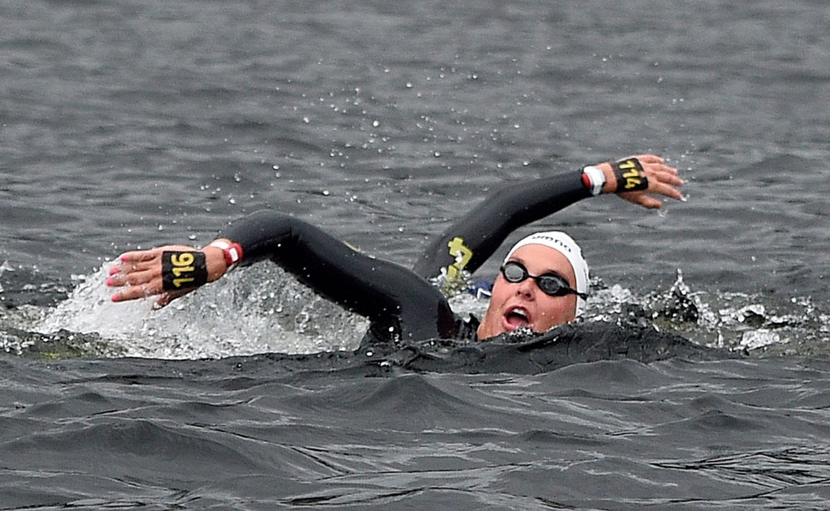 Van Rouwendaal pakt zilver bij 25 km zwemmen na bizarre inhaalslag