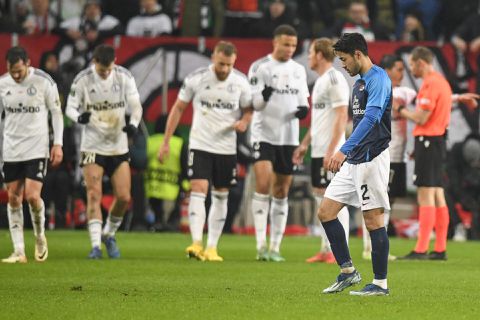 AZ met rust 1-0 achter door deze goal van Legia Warschau