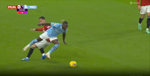 🎥 | 'Premier League-flop' Antony komt goed weg met geel na ongenadig harde schop