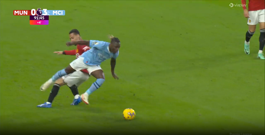 🎥 | 'Premier League-flop' Antony komt goed weg met geel na ongenadig harde schop