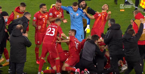 🎥 | Groot feest op het veld na laatste fluitsignaal: spelers en coach Noord-Macedonië vol emotie