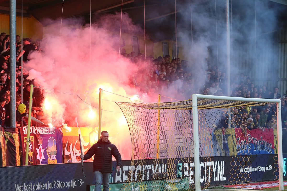 Onrust na VVV tegen Roda JC: 2 arrestaties, 1 persoon gewond door eigen vuurwerk