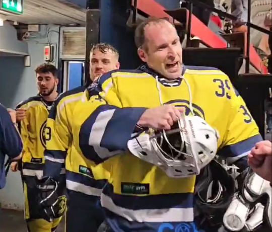 🎥 | Hij kan het nog! Chelsea-legende Petr Cech ook uitblinker bij ijshockey