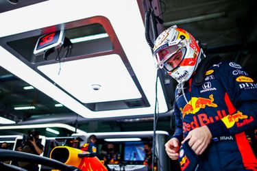 Klapband verpest mooie middag op Imola voor Verstappen, 'gewoon' P1 en P2 voor Mercedes