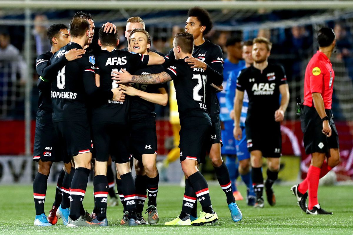 AZ nog maar 3 punten achter op Ajax na simpele overwinning op PEC