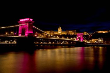 Eerste etappe Giro gaat alsnog over iconische Kettingbrug in Boedapest