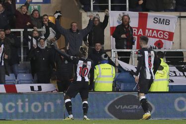 Piemelzwaaiende Newcastle-fan krijgt levenslang stadionverbod 😲