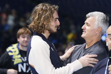 🎥 | Stefanos Tsitsipas mept pa met racket en krijgt uitbrander van ma