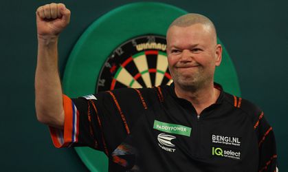 Raymond van Barneveld gooit fantastisch in eerste wedstrijd op WK darts: 3-1 tegen Radek Szaganski