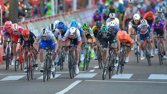 🎥 | Vuelta: door deze actie in de sprint werd ritwinnaar Bennett gedeclasseerd