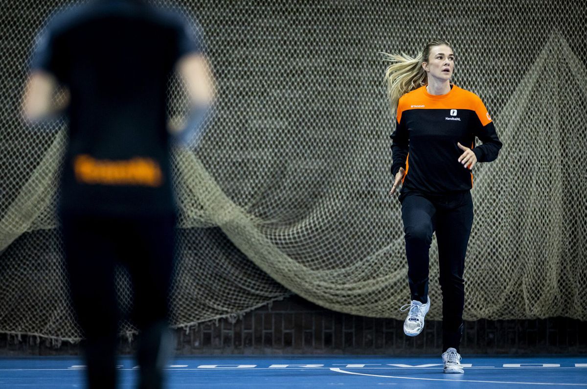 Tess Lieder en Loïs Abbingh als moeders naar WK handbal: 'Soms liever op kinderboerderij gestaan'