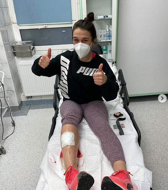 📸😱 | AUW! Poolse UFC-vechtster loopt diepe snee op in scheenbeen