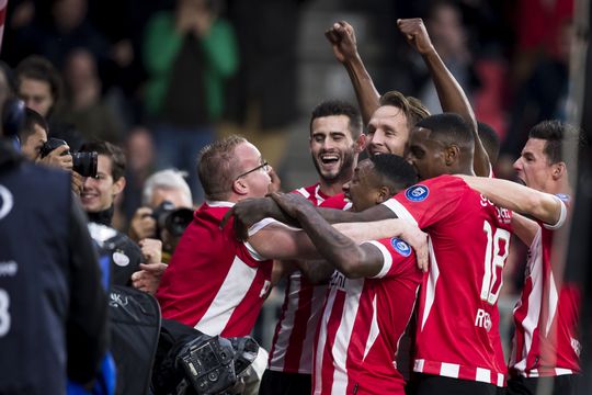 Stadionverbod van 5 jaar na knuffel met PSV'ers (video)