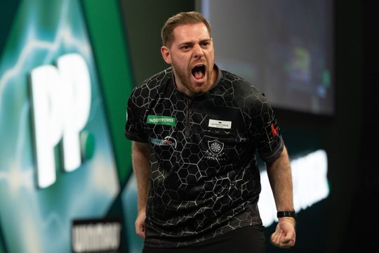 Berry van Peer knikkert Josh Rock uit WK darts en kan vrolijk kerst vieren