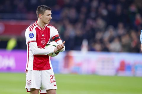 🎥​ | Prachtig moment in de Arena: minuut lang applaus voor vrouw van John van 't Schip