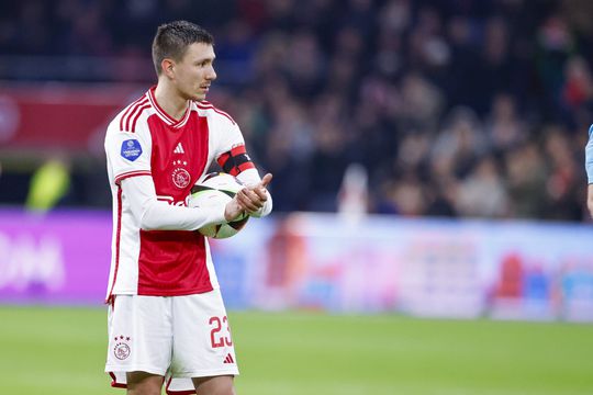 🎥​ | Prachtig moment in de Arena: minuut lang applaus voor vrouw van John van 't Schip