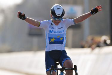 🎥 | Annemiek van Vleuten vlucht weg op Paterberg en wint solo Ronde van Vlaanderen