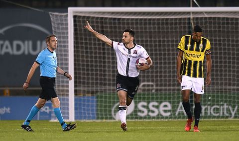 Betje geplaatst? Scheidsrechter bij Vitesse strooide met gele kaarten na 70e minuut