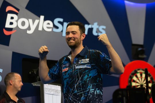 🎥 | Zieke comeback voor Luke Humphries! Michael Smith en Gerwyn Price ook door naar halve finale World Grand Prix