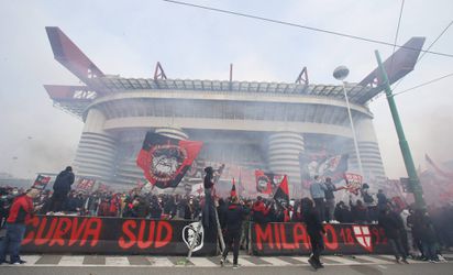 🎥 | Gruwelijke beelden uit Milaan: fans maken TOPSFEER voor de derby