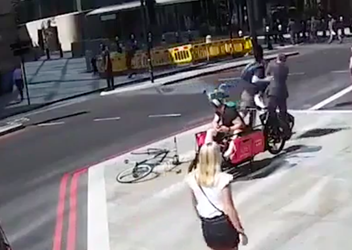 Londense fietser geeft door rood lopende voetganger een keiharde kopstoot (video)
