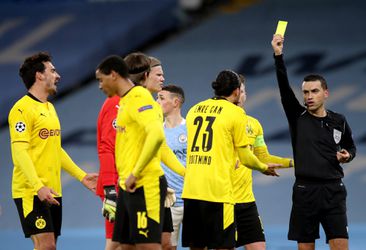 Sierd de Vos gaat los op blunderende scheids bij City-Dortmund: 'Een eikel'