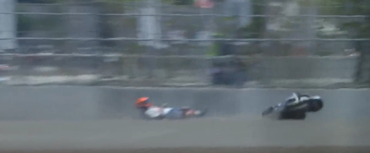 🎥​ | Sskkrrrt! Check de crash van Zonta van den Goorbergh in Indonesië