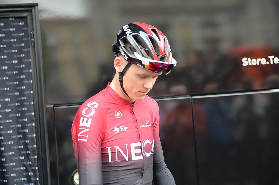 Froome snijdt zich in z'n eigen duim, moet onder mes, weer slecht hoofdstuk aan zijn wielerboek 2019