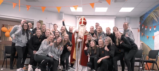 🎥 |  Sinterklaas bezoekt handbalsters tijdens WK: 'Lau, wat ben je toch een beest'