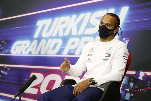 Lewis Hamilton totaal niet te spreken over circuit in Turkije: 'Geldverspilling, shit met hoofdletter S'