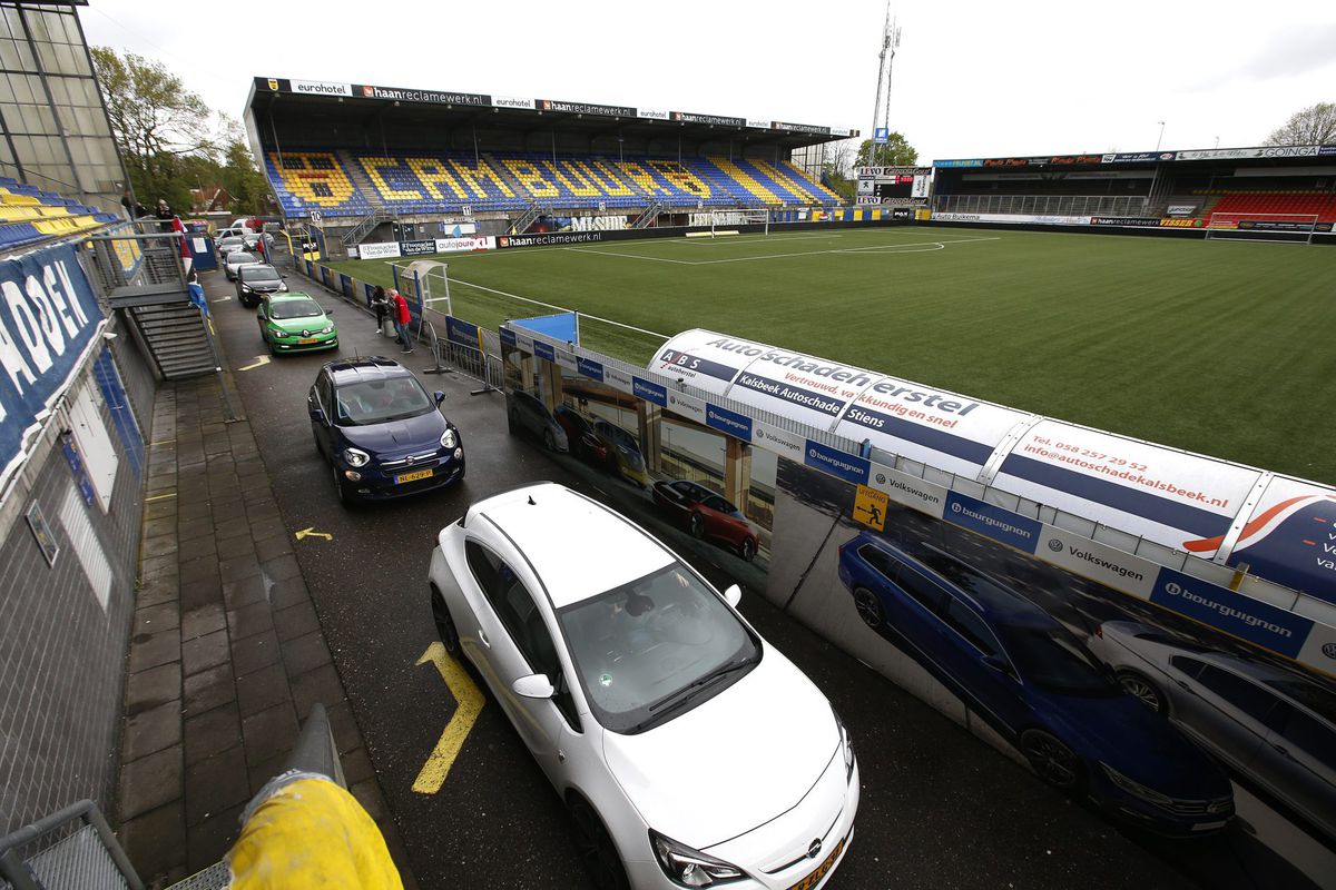 📸 | Cambuur-supporters steunen de club massaal en rijden met z'n allen het stadion in