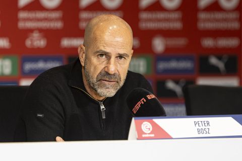 Peter Bosz boos dat Mauro Júnior en Obispo niet mee mogen doen met Jong PSV: 'Te gek voor woorden'