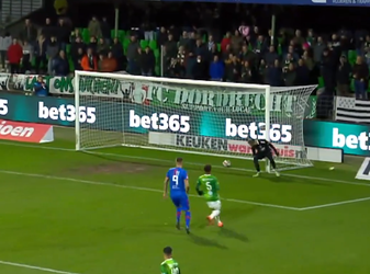 🎥 | Glippertje! FC Dordrecht-doelman Trevor Doornbusch maakt gigantische blunder