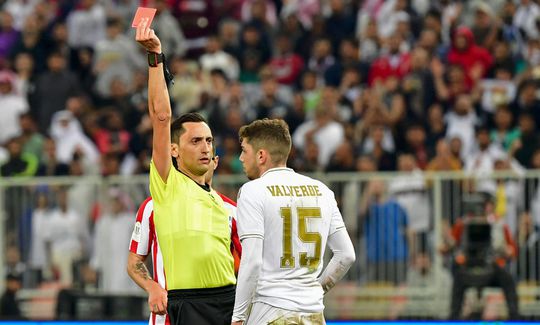 Dit is de scheidsrechter bij Sporting-Ajax in de Champions League