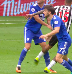 Where VAR you? Kenedy schopt Camarasa vies na, maar krijgt geen eens een kaart (video)