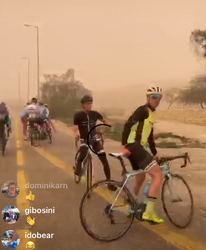🎥 | WOW! Wielrenners Israel Cycling Academy komen in zandstorm terecht