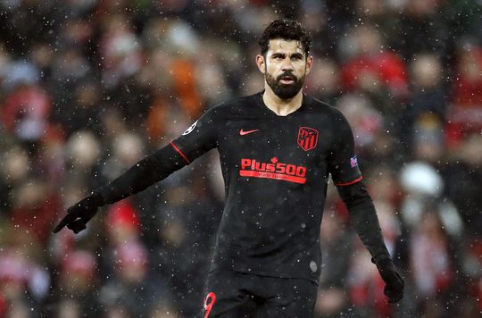 🎥 | 'Grappige' Diego Costa loopt hard hoestend langs journalisten