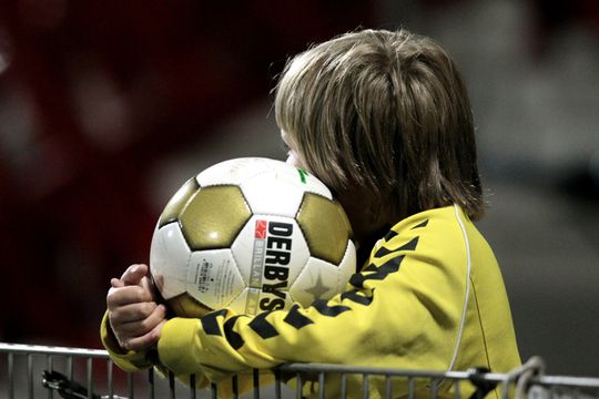 LOL! Stewards grijpen in omdat ballenjochie té hard juicht voor dug-out van tegenstander