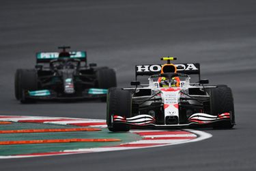 🎥 | Mooi! Sergio Pérez zet alle middelen in om Hamilton achter zich te houden