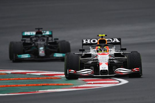 🎥 | Mooi! Sergio Pérez zet alle middelen in om Hamilton achter zich te houden