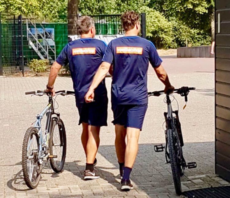 HAHA! De Graafschap-coach Henk de Jong kan lopend naar hotel als spelersgroep fietszadel jat