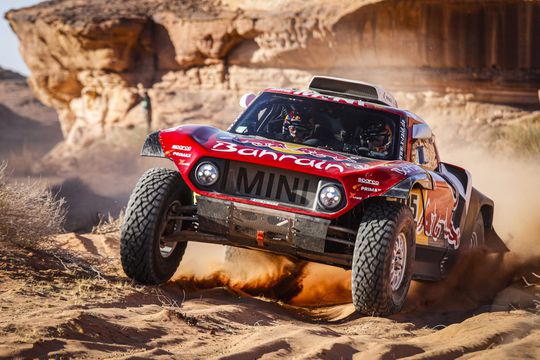 Papa Sainz loopt uit, Alonso 6e in Dakar