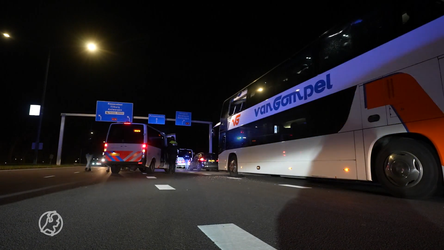 🎥​ | Supporters Willem II slopen eigen bus na derbywinst tegen NAC