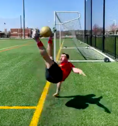 🎥 | Freestyler schiet 'omhaal-rabona' raak van voorbij de achterlijn: 'Tekkers, dat is alles!'