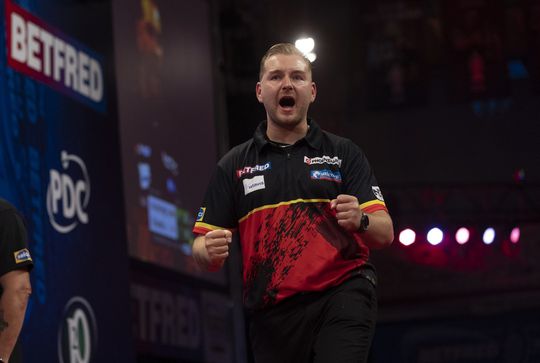 Van den Bergh naar halve finale World Matchplay door wereldkampioen te verslaan